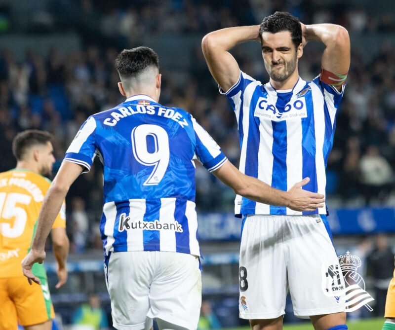 Áo bóng đá Real Sociedad 2023 sân nhà sở hữu phiên bản màu sắc tươi sáng, cùng sự phối hợp họa tiết vô cùng thú vị.